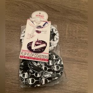 4 wine glass coasters/tags- flip flop design

Black and white